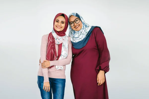 Retrato Dos Mujeres Musulmanas Con Hiyabs Posando Sobre Fondo Blanco — Foto de Stock
