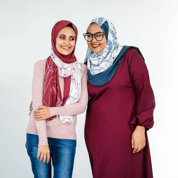 Retrato Duas Mulheres Muçulmanas Vestindo Hijabs Posando Fundo Branco — Fotografia de Stock