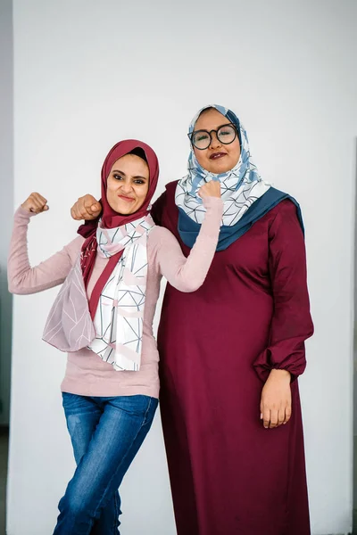 Portret Van Twee Vrouwen Dragen Jilbabs Sjaals Poseren Witte Achtergrond — Stockfoto