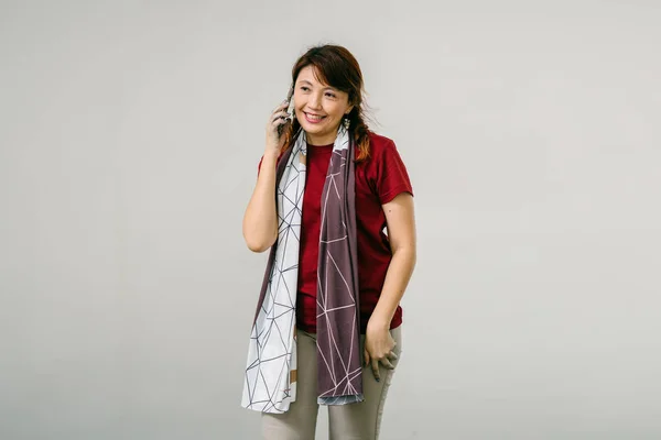 Stüdyo Beyaz Arka Plan Çeyrek Uzunluğu Smartphone Ayakta Konuşurken Gülümseyerek — Stok fotoğraf