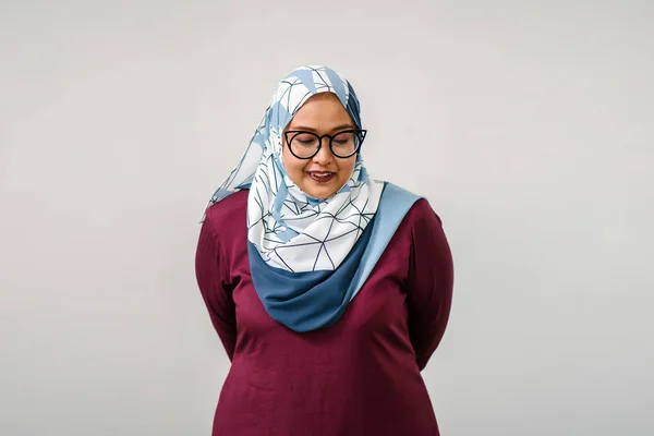 Donna Asiatica Che Indossa Hijab Mezza Lunghezza Ritratto — Foto Stock