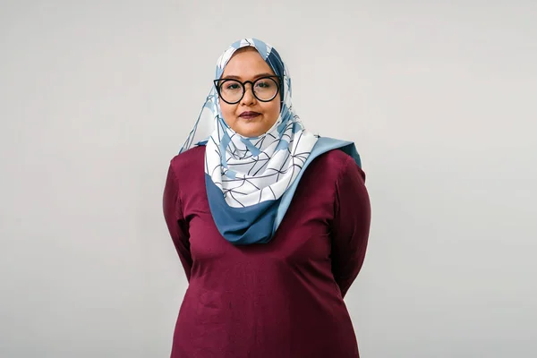 Vrouw Het Dragen Van Hijab Staande Witte Studio Achtergrond Halve — Stockfoto
