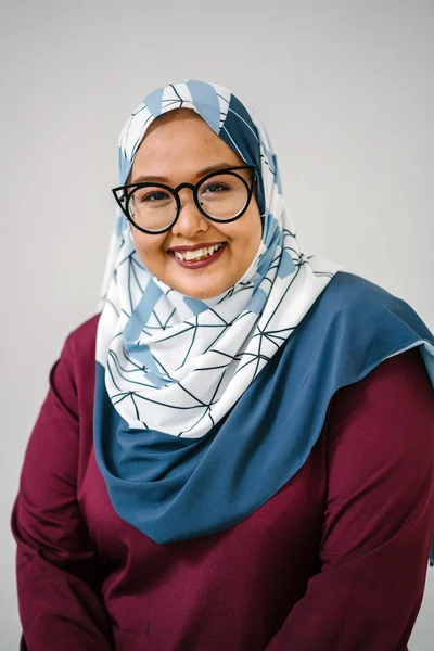Retrato Del Estudio Mujer Sonriente Usando Hijab — Foto de Stock