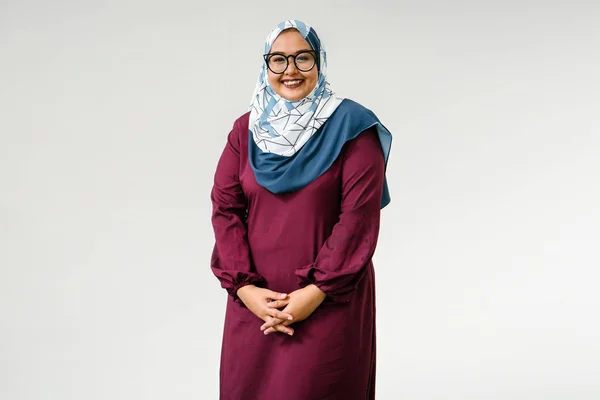 Donna Che Indossa Hijab Piedi Sfondo Bianco Mezza Lunghezza Ritratto — Foto Stock