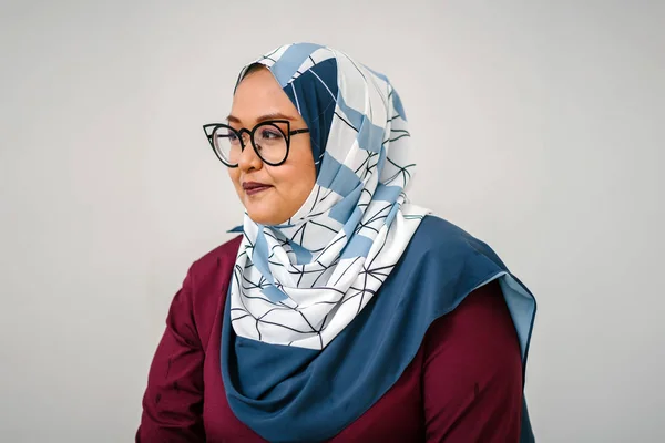 Studio Portret Van Lachende Vrouw Het Dragen Van Hijab — Stockfoto