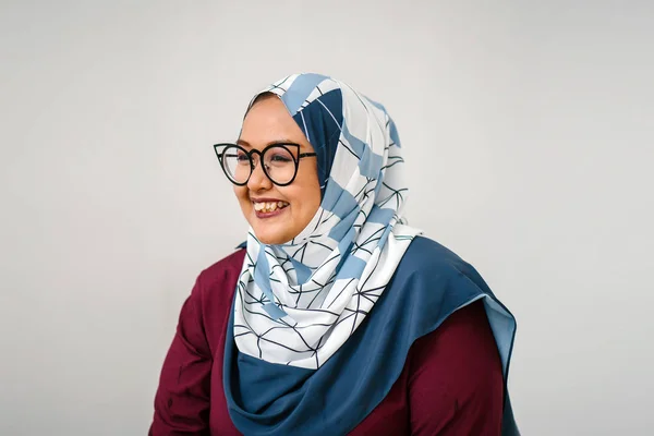 Studio Ritratto Donna Sorridente Che Indossa Hijab — Foto Stock