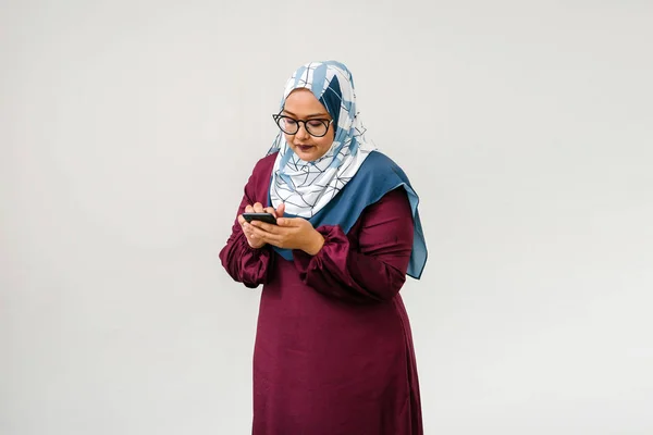 Asiática Mulher Vestindo Hijab Usando Smartphone Metade Comprimento Retrato — Fotografia de Stock