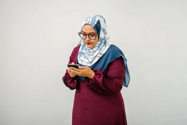 Asiática Mulher Vestindo Hijab Usando Smartphone Metade Comprimento Retrato — Fotografia de Stock