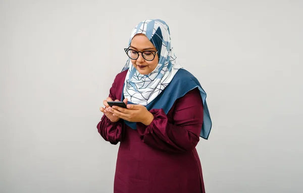 Ázsiai Visel Hidzsáb Használ Smartphone Fél Portréja — Stock Fotó