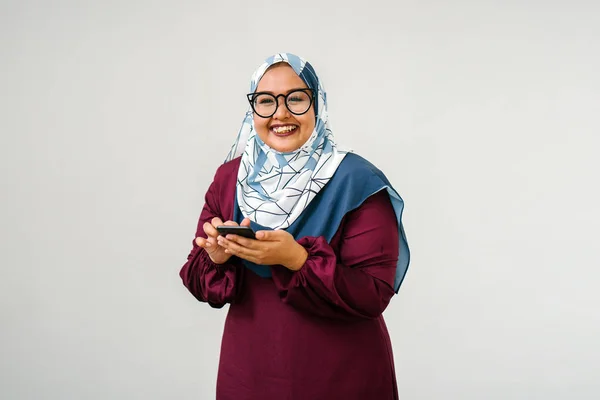 Asiatico Donna Indossare Hijab Sorridente Holding Smartphone — Foto Stock