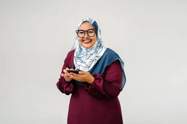 Asiatico Donna Indossare Hijab Sorridente Holding Smartphone — Foto Stock