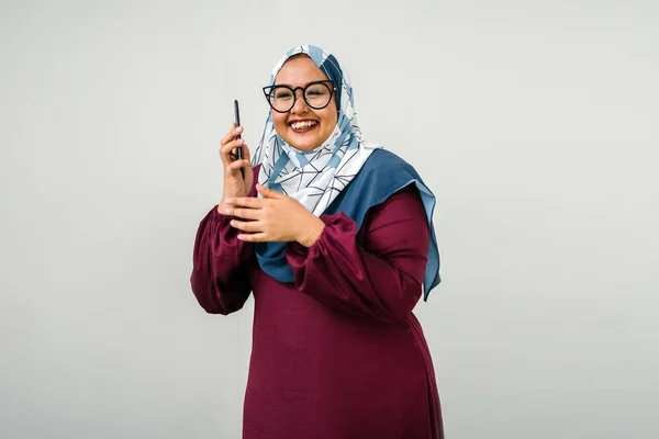 Mulher Asiática Vestindo Hijab Sorrindo Segurando Smartphone — Fotografia de Stock