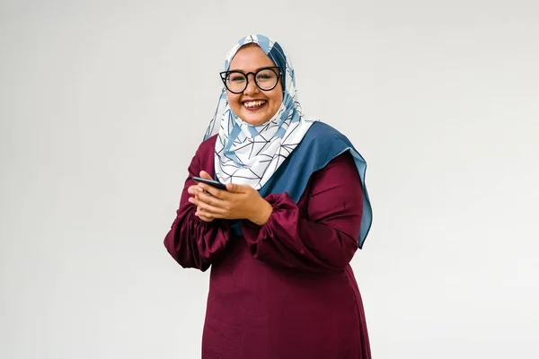 Asiatico Donna Indossare Hijab Sorridente Holding Smartphone — Foto Stock