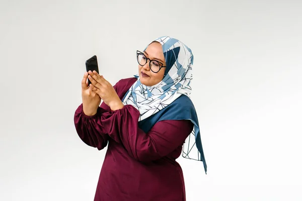 Ázsiai Visel Hidzsáb Mosolyogva Gazdaság Smartphone — Stock Fotó