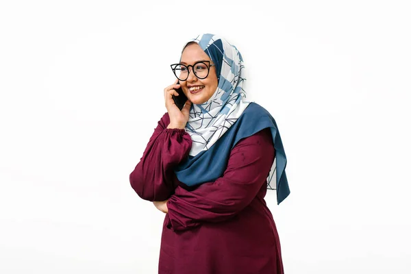 Asiatico Donna Indossare Tudung Testa Sciarpa Tradizionale Abito Parlare Smartphone — Foto Stock