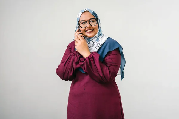 Asiatico Donna Indossa Tudung Testa Sciarpa Tradizionale Abito Parlare Smartphone — Foto Stock