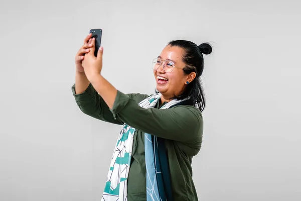 Ásia Mulher Vestindo Verde Oliva Camisa Óculos Cachecol Sorrindo Tomando — Fotografia de Stock