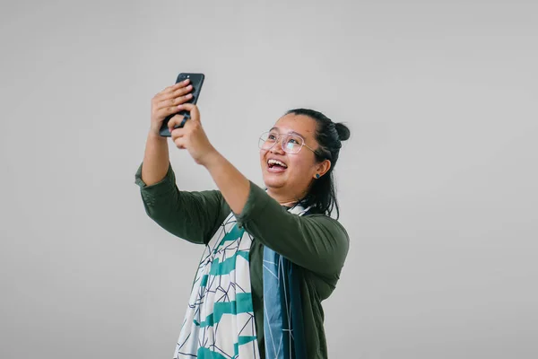 Ásia Mulher Vestindo Verde Oliva Camisa Óculos Cachecol Sorrindo Tomando — Fotografia de Stock