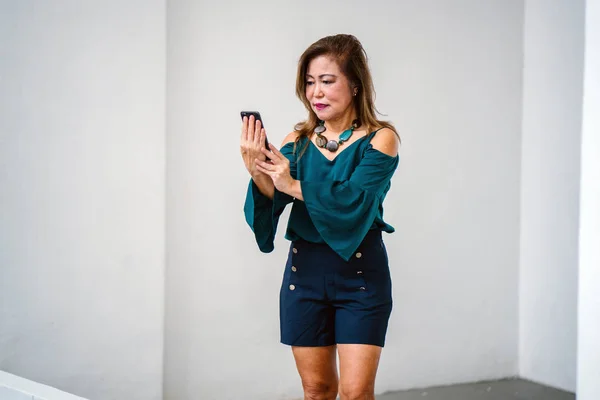 Retrato Mujer Asiática Madura Con Blusa Verde Moda Pantalones Cortos — Foto de Stock