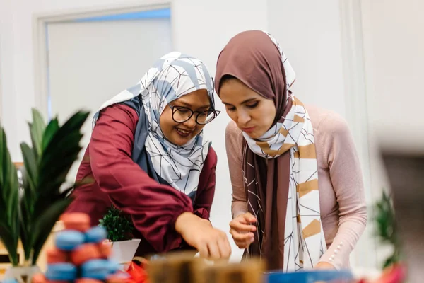 Deux Femmes Souriantes Debout Table Préparant Des Collations Pour Célébrer — Photo