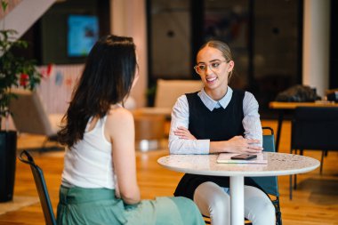 modern ofis masada oturma konuşurken iki iş kadınları 