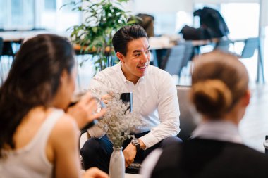 Modern ofiste dinlenme konuşan iş adamları 