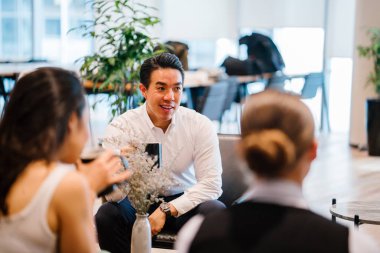 Modern ofiste dinlenme konuşan iş adamları 