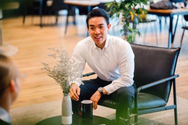 Modern ofiste dinlenme konuşan iş adamları 