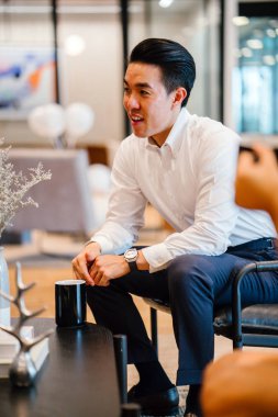 Modern ofis projesinde tartışırken iş adamları 