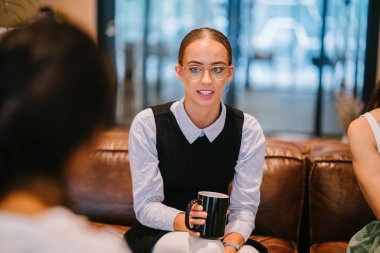 Modern ofis projesinde tartışırken iş adamları 