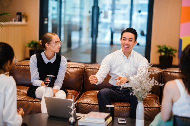 Toplantı salonunun içinde kanepede oturup konuşmayı istirahat iş arkadaşları