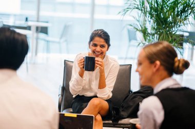 iş adamları modern ofisinde oturan proje tartışıyor  