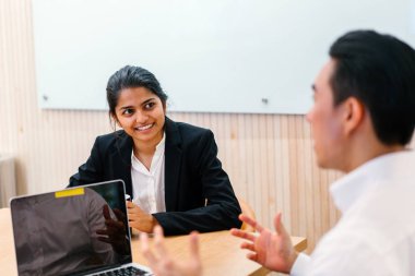 iş adamları modern ofisinde oturan belgelerle çalışma 