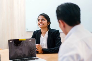 iş adamları modern ofisinde oturan belgelerle çalışma 