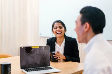 iş adamları modern ofisinde oturan belgelerle çalışma 