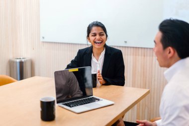 iş adamları modern ofisinde oturan belgelerle çalışma 