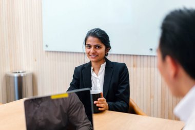 iş adamları modern ofisinde oturan belgelerle çalışma 