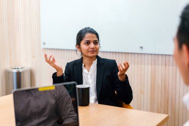 iş adamları modern ofisinde oturan belgelerle çalışma 