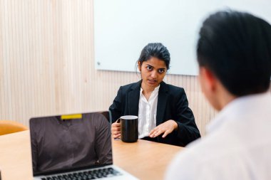 iş adamları modern ofisinde oturan belgelerle çalışma 