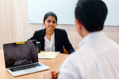 iş adamları modern ofisinde oturan belgelerle çalışma 