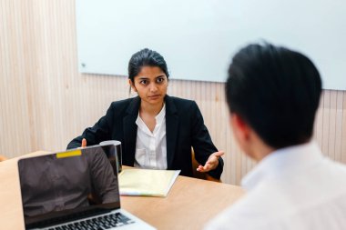 iş adamları modern ofisinde oturan belgelerle çalışma 