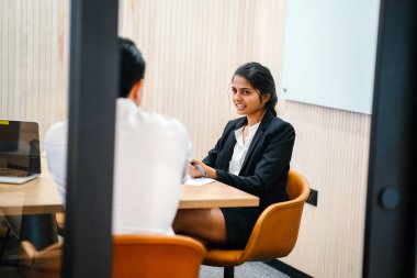 iş adamları modern ofisinde oturan belgelerle çalışma 