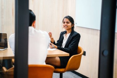 iş adamları modern ofisinde oturan belgelerle çalışma 