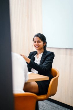 iş adamları modern ofisinde oturan belgelerle çalışma 