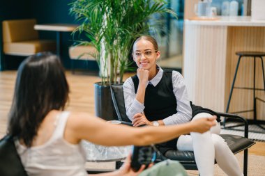 sırasında dinlenme konuşan iki iş kadınları modern ofiste zorla 