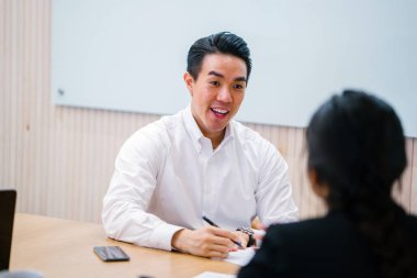 iki iş ortağı, modern ofisinde oturan kağıtlara yazılı belgelerle çalışma 