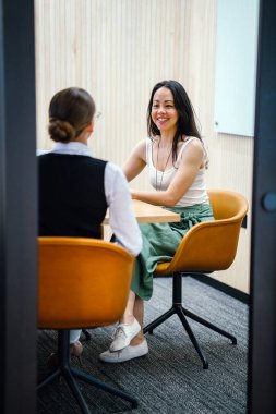 iki iş kadınları modern ofisinde oturan proje tartışıyor  