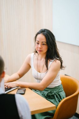 iki iş kadınları modern ofisinde oturan proje tartışıyor  