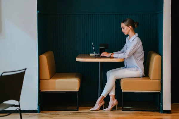 Молодая Уверенная Деловая Женщина Работающая Ноутбуке Сидя Столом Современном Офисе — стоковое фото