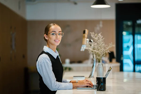 Young Businesswoman Wearing Eyeglasses Smiling Working Laptop Sitting Table Side — Stock Photo, Image